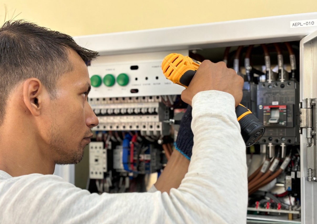 Construction & Maintenance Electrician (CME)